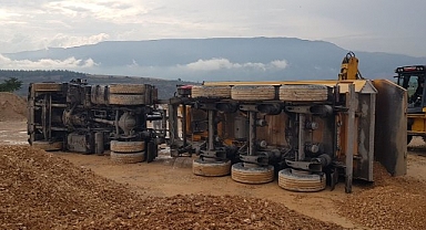 Karabük'te iş makinesi ve hafriyat kamyonu devrildi: 1 yaralı