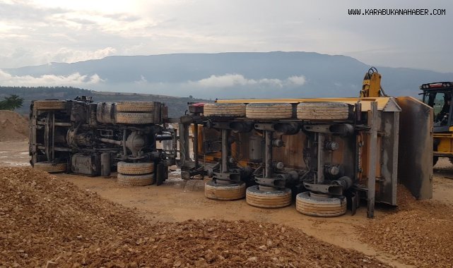 Karabük'te iş makinesi ve hafriyat kamyonu devrildi: 1 yaralı