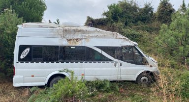 Karabük'te servis minibüsü şarampole yuvarlandı