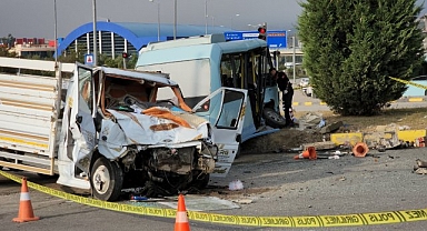 Kırmızı ışık ihlali yapan yolcu minibüsü kamyonetle çarpıştı: 11 yaralı