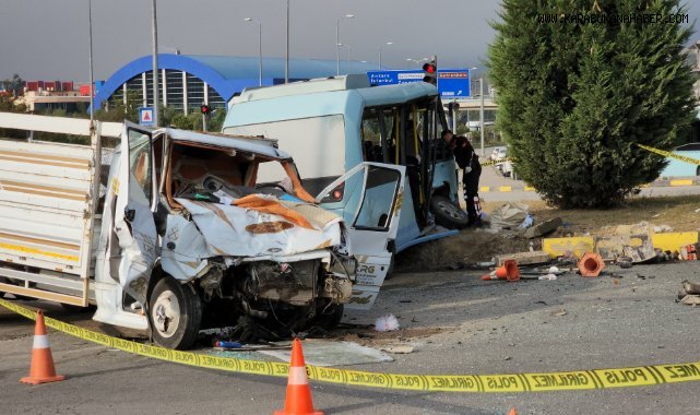 Kırmızı ışık ihlali yapan yolcu minibüsü kamyonetle çarpıştı: 11 yaralı