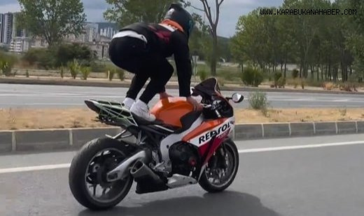 Motosiklet üzerinde tehlikeli yolculuk