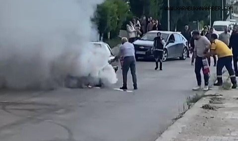 Park halindeki otomobil alev aldı
