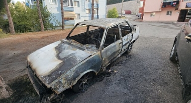 Park halindeki otomobil alev topuna döndü