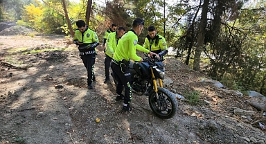 Polisleri peşine taktı, motosikleti atıp kaçmasına rağmen kıskıvrak yakalandı