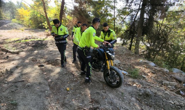 Polisleri peşine taktı, motosikleti atıp kaçmasına rağmen kıskıvrak yakalandı