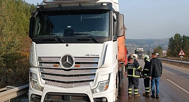 Seyir halindeki kamyonun lastikleri alev aldı