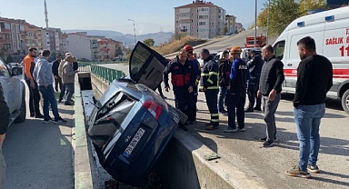 Su kanalına devrilen otomobilin sürücüsü yaralandı
