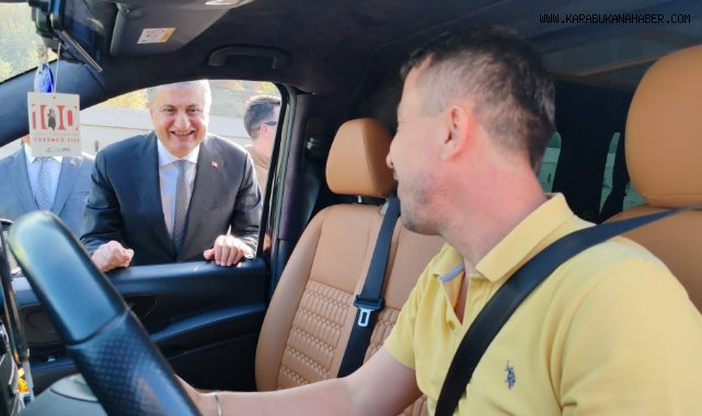 Vali Yavuz, sürücüleri uyarıp çocuklara kırmızı düdük dağıttı