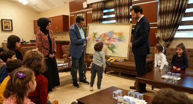 Anaokulu öğrencileri Rektör Kırışık'ın Öğretmenler Günü'nü kutladı