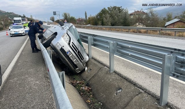 Bariyerlere çarpan otomobil orta refüje düştü: 1 yaralı