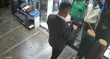 Biri mağaza çalışanını oyaladı, diğeri çaldı