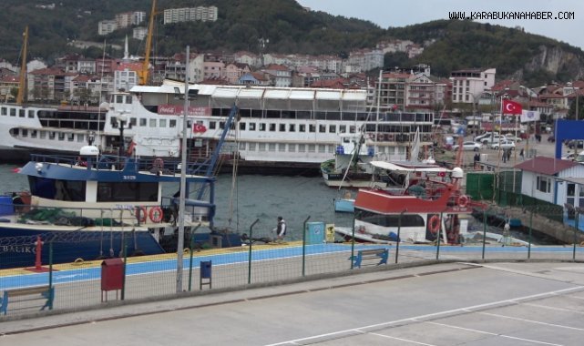 Doğal gaz arama çalışmalarında görevli balıkçı tekneleri Amasra Limanı'na sığındı
