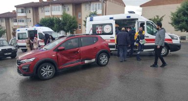 İki otomobilin çarpıştığı kazada 3 kişi yaralandı