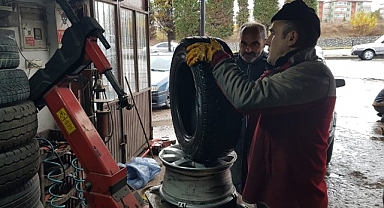 Kar yağışına hazırlıksız yakalanan sürücüler oto lastikçilere akın etti