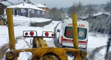 Karabük'te hasta almaya giden ambulans kapanan yolda mahsur kaldı
