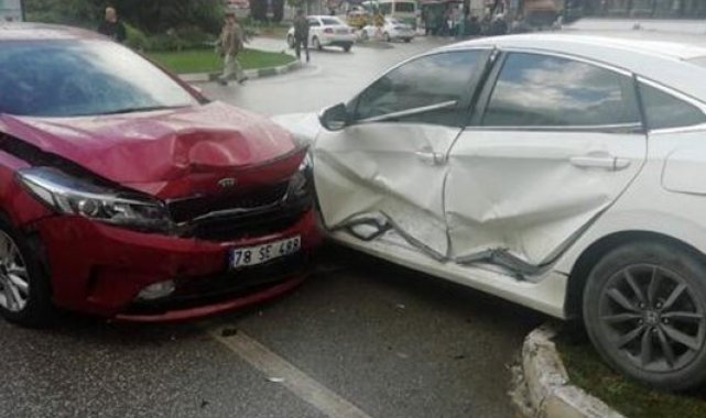 Karabük'te kavşakta iki otomobil çarpıştı: 1 yaralı