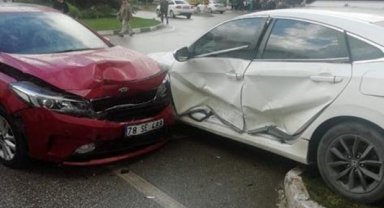 Karabük'te kavşakta iki otomobil çarpıştı: 1 yaralı