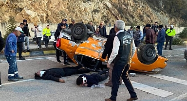 Karşı şeride uçup otomobille kafa kaya çarpıştı: 1 ölü, 4 yaralı