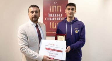 KBÜ'lü öğrenci afiş tasarımında mansiyon ödülü aldı
