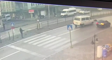 Minibüsün yayaya çarptığı anlar güvenlik kamerasına yansıdı