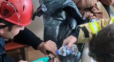 Parmağı fermuara sıkışan lise öğrencisinin yardımına itfaiye yetişti
