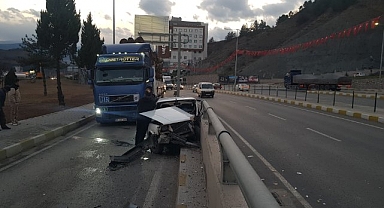 Refüjdeki duvara çarpan otomobilin sürücüsü ölümden döndü