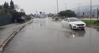 Sağanak sonrası yollarda su birikintileri oluştu