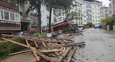 Şiddetli rüzgar ve fırtına, apartman çatılarını uçurup direkleri devirdi