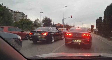 Trafiği tehlikeye düşüren düğün konvoyu magandaları kamerada