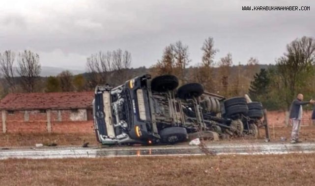 Yoldan çıkan kamyon devrildi, sürücü burnu bile kanamadan kurtuldu