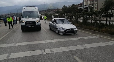 Yolun karşısına geçerken otomobilin çarptığı yaya yaralandı