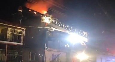 Alevlere teslim olan iki katlı ev kullanılmaz hale geldi