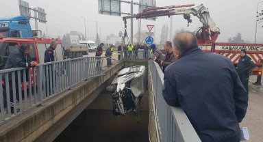 Araç Çayı'na düşen minibüs vinç yardımıyla çıkarıldı