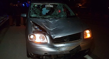 Camiden çıkıp karşıya geçerken otomobilin çarptığı yaşlı adam hayatını kaybetti