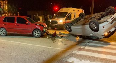 İki otomobil kavşakta çarpıştı: 2 yaralı