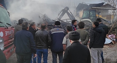 Karabük'te iki ev alevlere teslim oldu: 1 yaralı