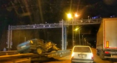 Kaza yapan otomobil bariyerlerin üzerinde asılı kaldı: 1 yaralı