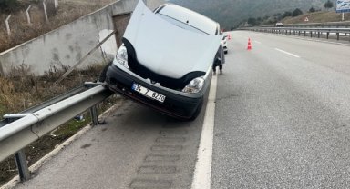 Kontrolden çıkan hafif ticari araç bariyerde asılı kaldı