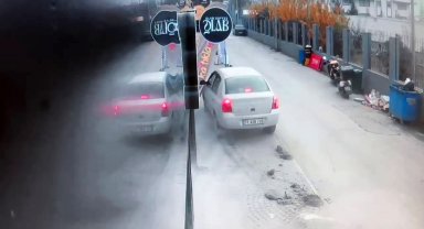 Kontrolden çıkan otomobil dubaları kırdı