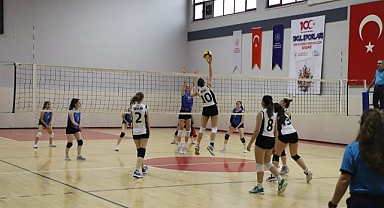 Okul Sporları Gençler Voleybol Grup Müsabakaları açılış seremonisi Karabük'te yapıldı