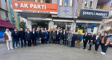 AK Parti heyeti esnafla bir araya geldi