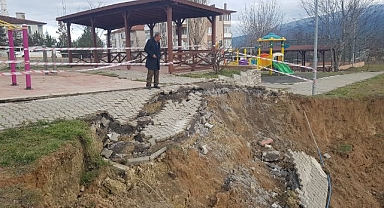 Çocuk parkında üçüncü kez heyelan meydana geldi