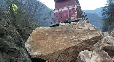Demir yolunu kapatan kayalar ile raydan çıkan lokomotifi kaldırma çalışmaları sürüyor