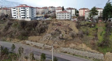 Heyelan için çekilen istinat duvarı çöktü