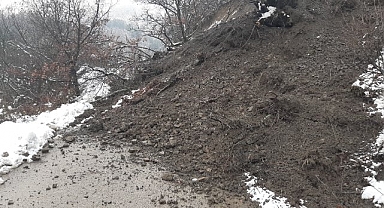 Heyelan köy yolunu ulaşıma kapattı