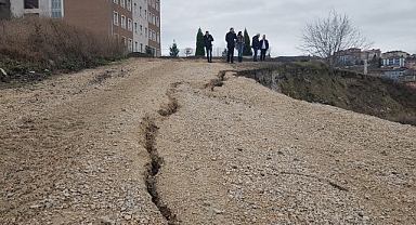 Karabük'te okul bahçelerine yakın alanda toprak kayması devam ediyor