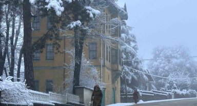 Karabük'te araçlar ve binalar karla kaplandı