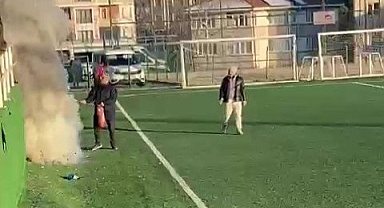 Maç sırasında stadyum kenarında çıkan yangın söndürüldü