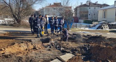 Patlayan doğal gaz borusu alev aldı
